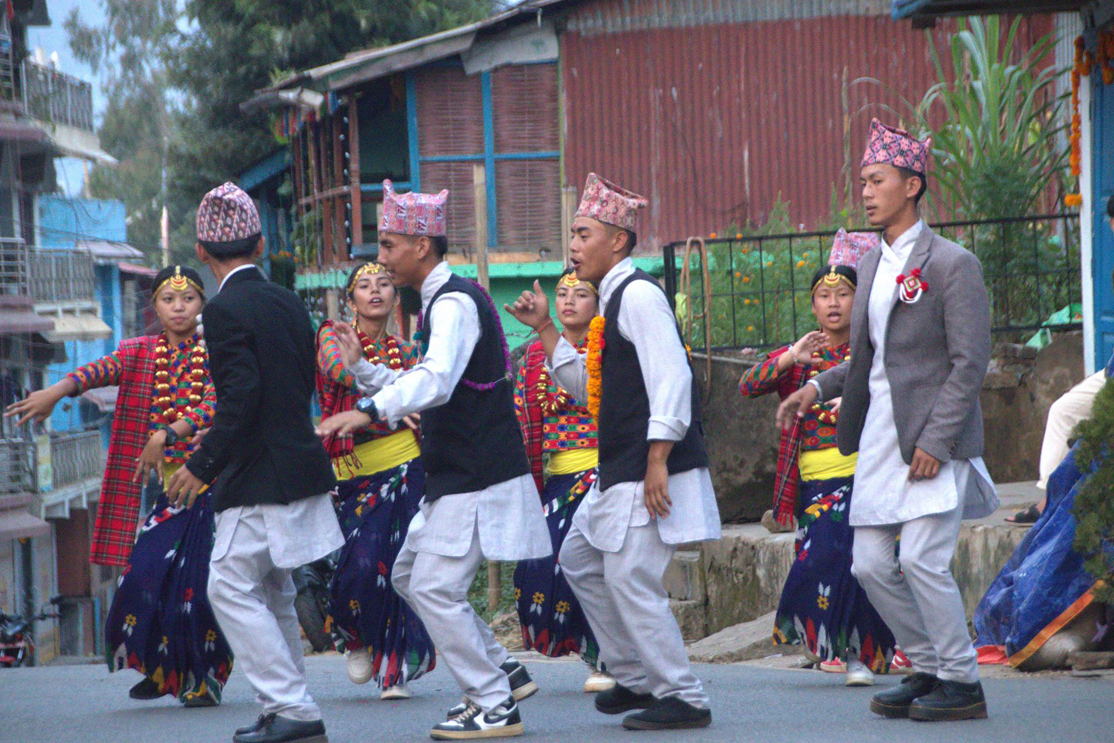 देउसी भैलोमा नृत्य प्रस्तुत गर्दै कलाकार