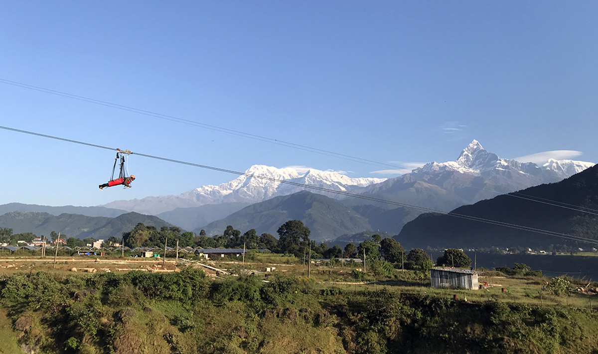 पाेखराकाे सराङकाेटमा रहेकाे जिपलाइनमा रमाउँदै पर्यटक