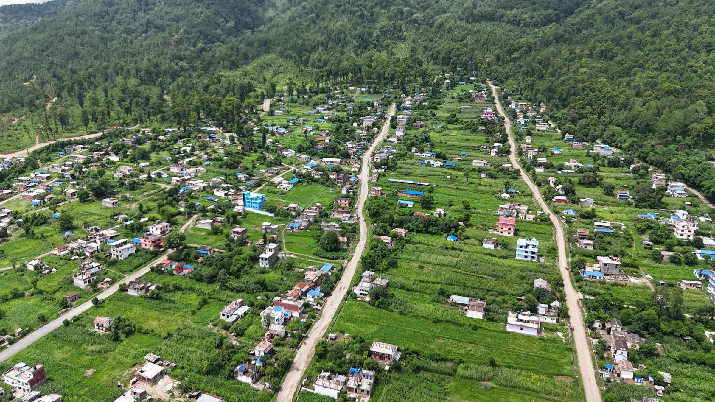 सुर्खेतकाे धारापानी र आसपासको हरियाली दृश्य