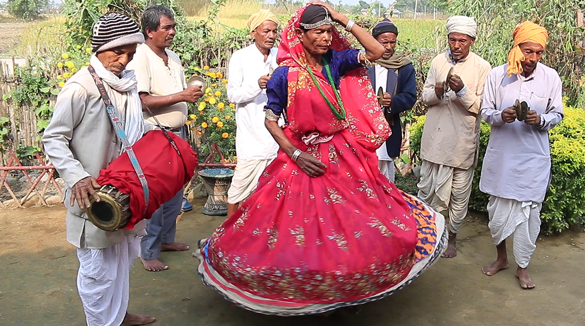 थारू समुदायकाे ऐतिहासिक 'झुम्रा नृत्य'