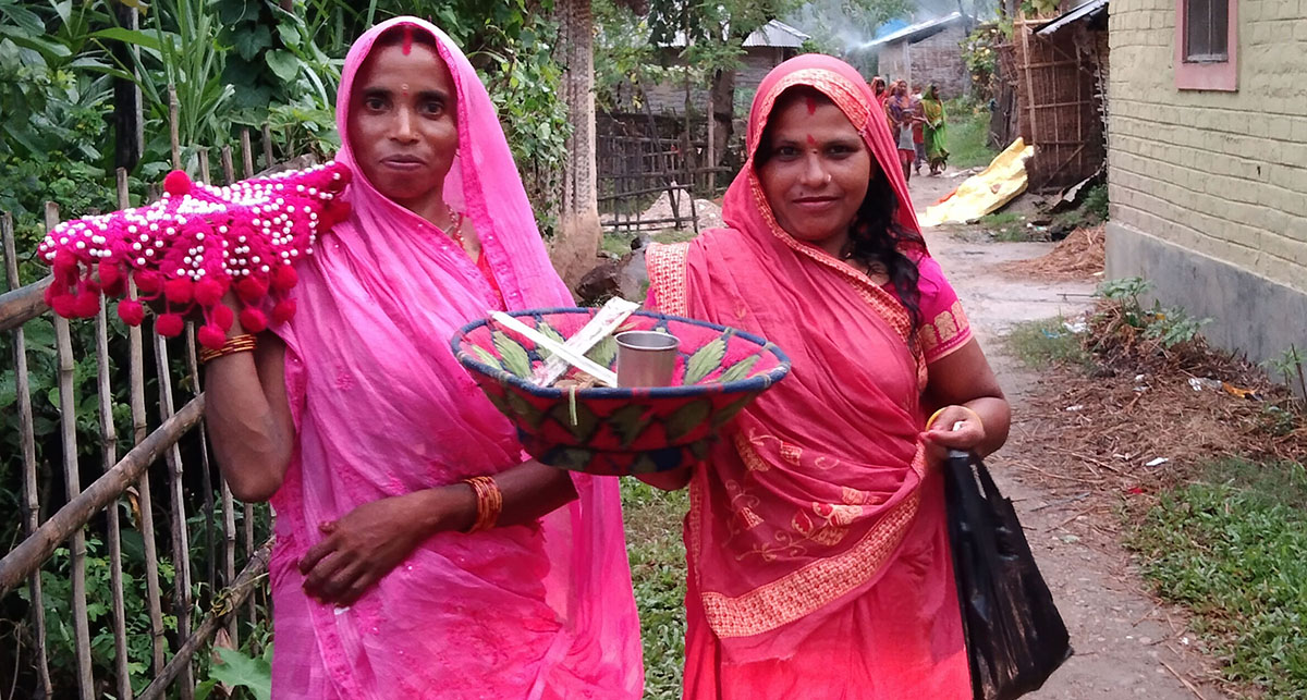 जितिया पर्वमा जिमुतवाहनको पूजा गर्न जाँदै महिला