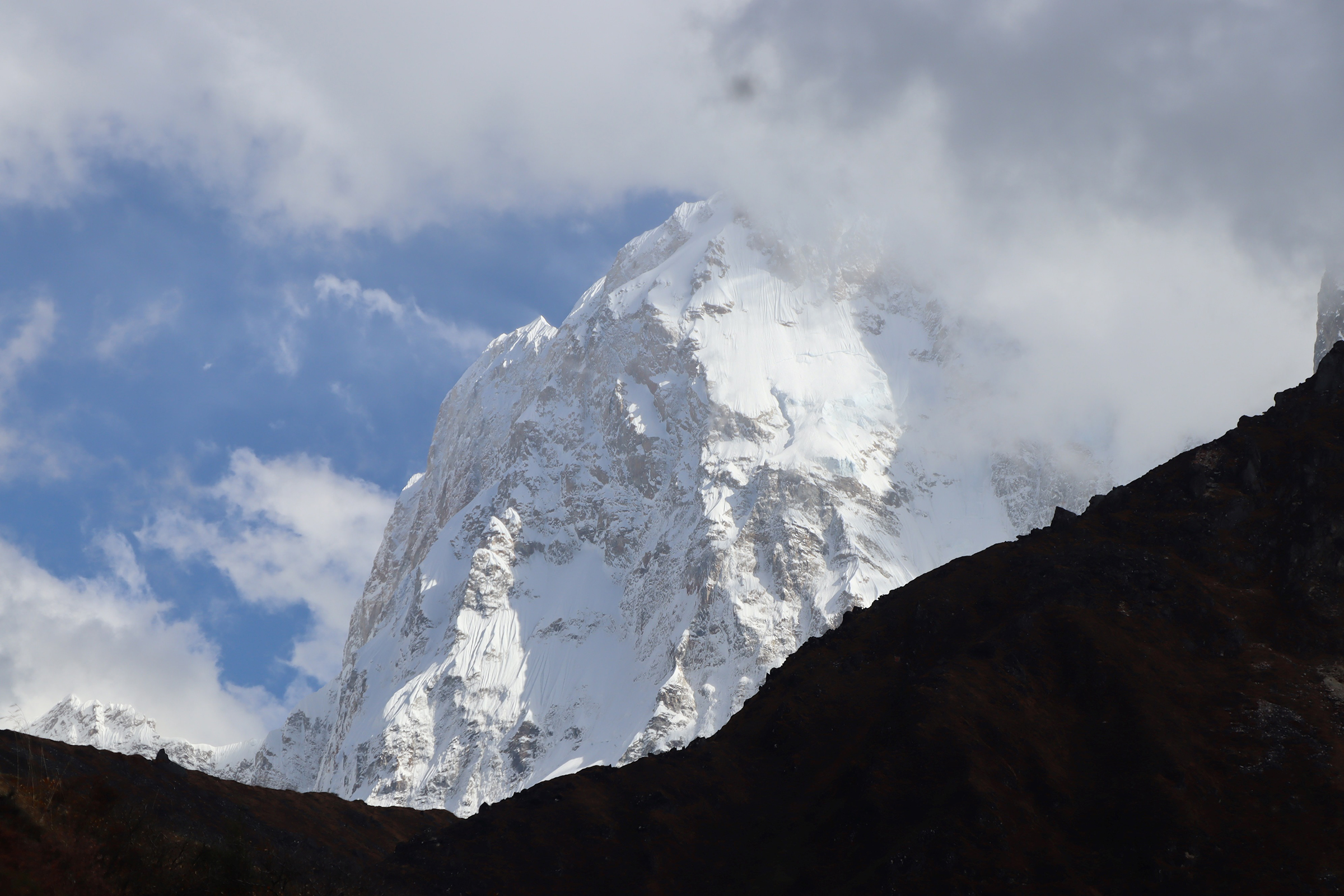 ताप्लेजुङकाे खाम्बाजेनबाट देखिएको कुम्भकर्ण हिमाल