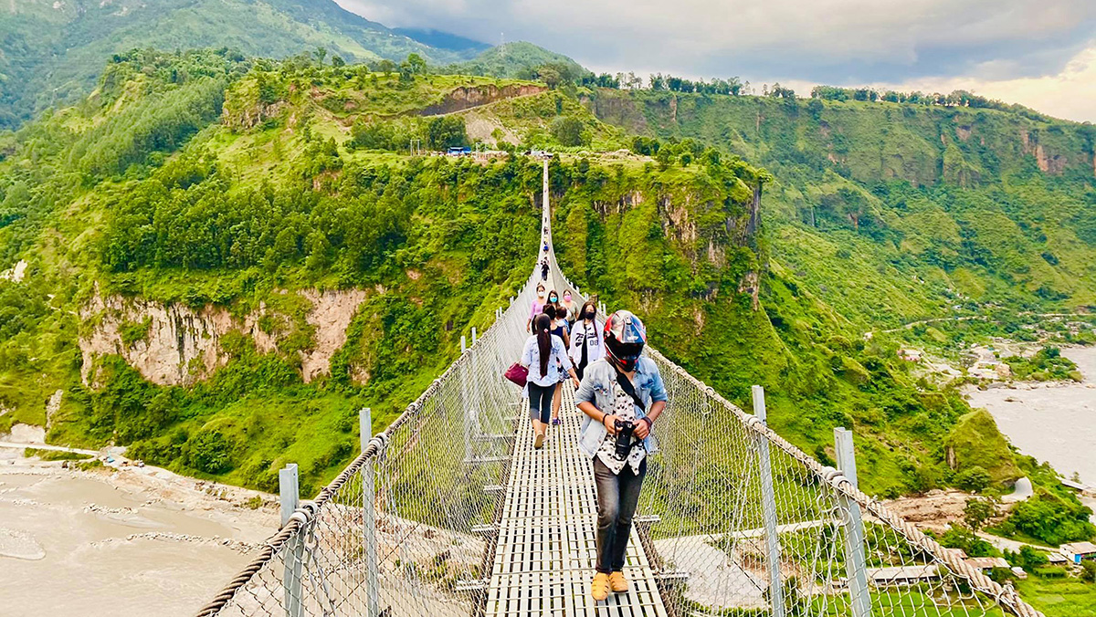 विश्वकै लामो पुलमा आन्तरिक पर्यटककाे घुइँचाे