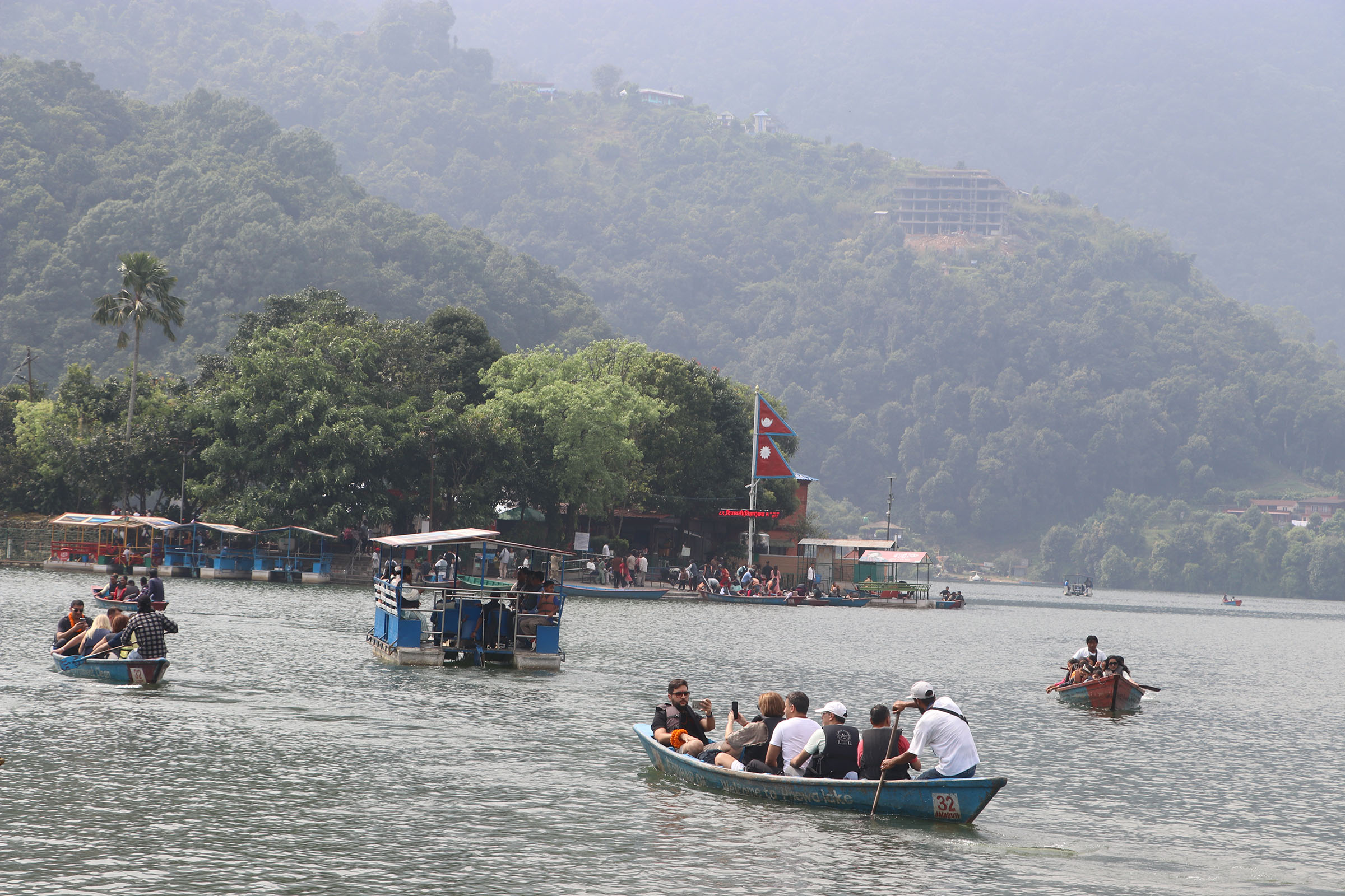 फेवातालमा डुङ्गा सयर गर्दै पर्यटक